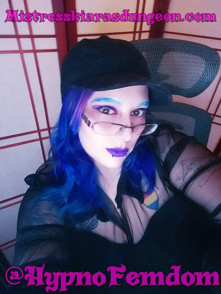 Femdom Goddess Mistress Kiara selfie goth