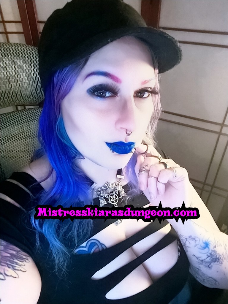 Fetish femdom Mistress Domme Kiara goth alt