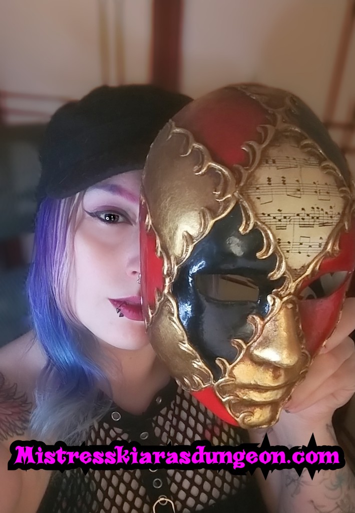 Fetish femdom Mistress Domme Kiara goth mask