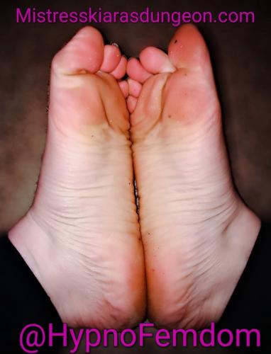 Femdom Mistress Kiara foot fetish wrinkled soles together