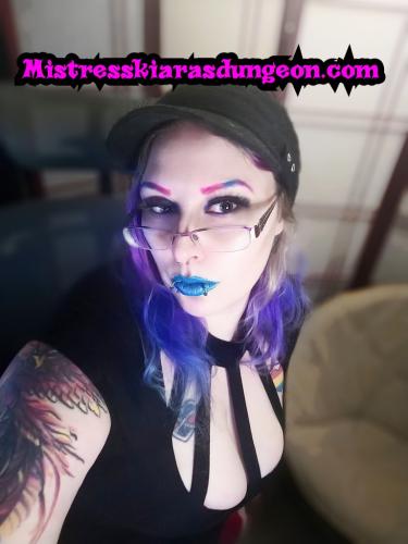 Fetish femdom Mistress Domme Kiara goth alt Queen