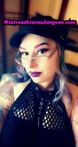 Fetish femdom Mistress Domme Kiara goth alt fishnets