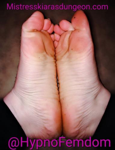 Mistress Kiara DominaKiara dirty stinky feet